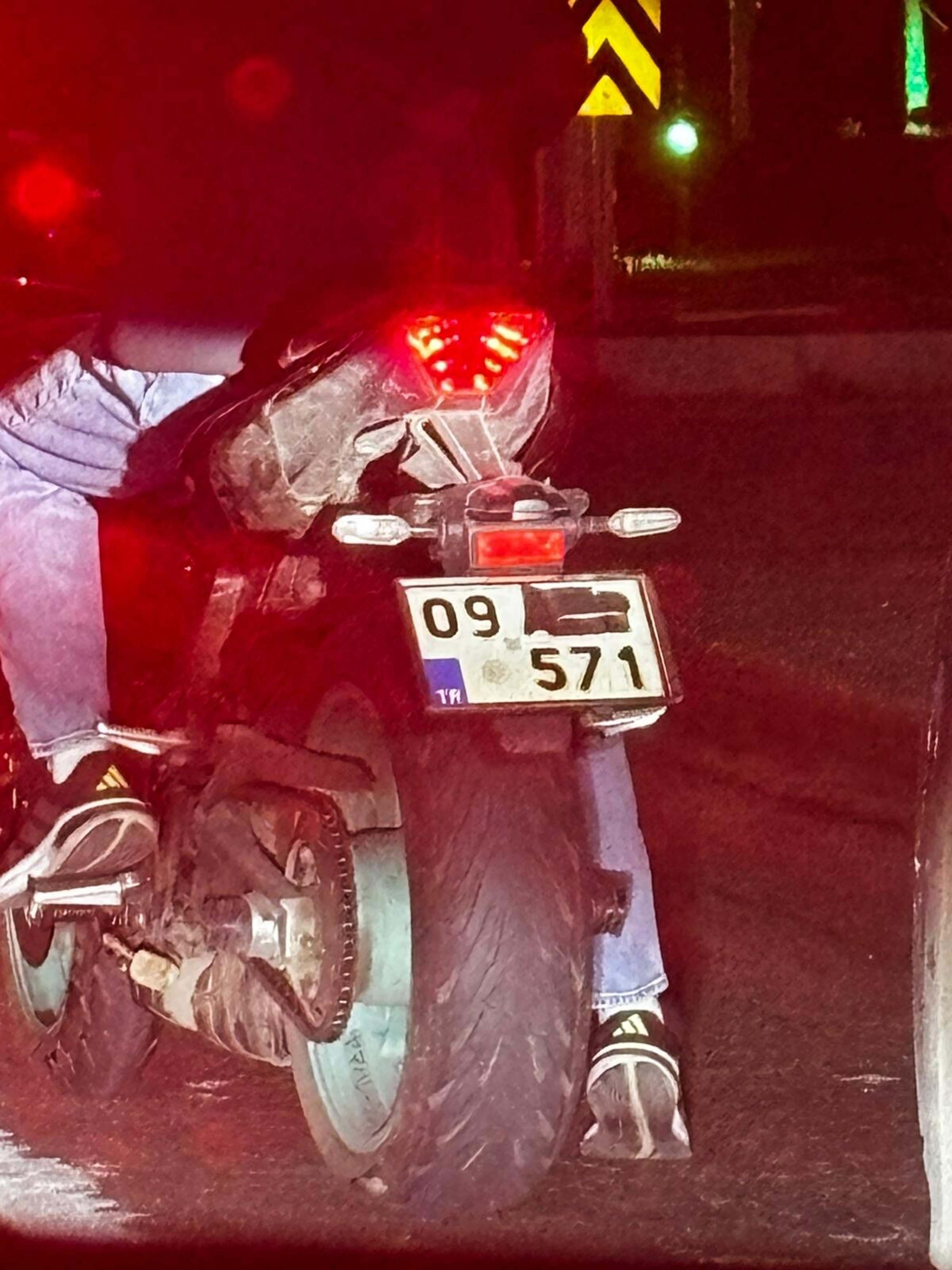 plakasinigizleyenmotosikletsurucusune1240026368869jpg-6vKiUzgKR0uZ4A-3m86ntQ.jpg