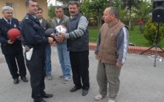 polis-ceza-yerine-suruculere-kask-dagitti_2011_834928-1.jpg