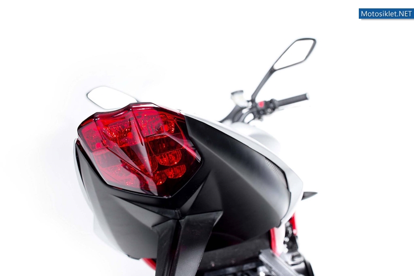 TriumphStreetTripleRX-2015-007