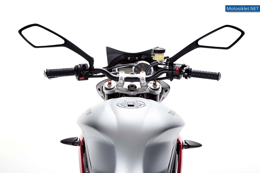 TriumphStreetTripleRX-2015-016