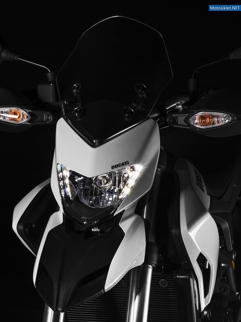 2013-Ducati-Hyperstrad-020