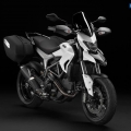 2013-Ducati-Hyperstrad-006