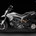 2013-Ducati-Hyperstrad-018