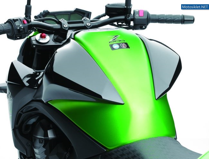 Kawasaki-Z800-2013-Model-001