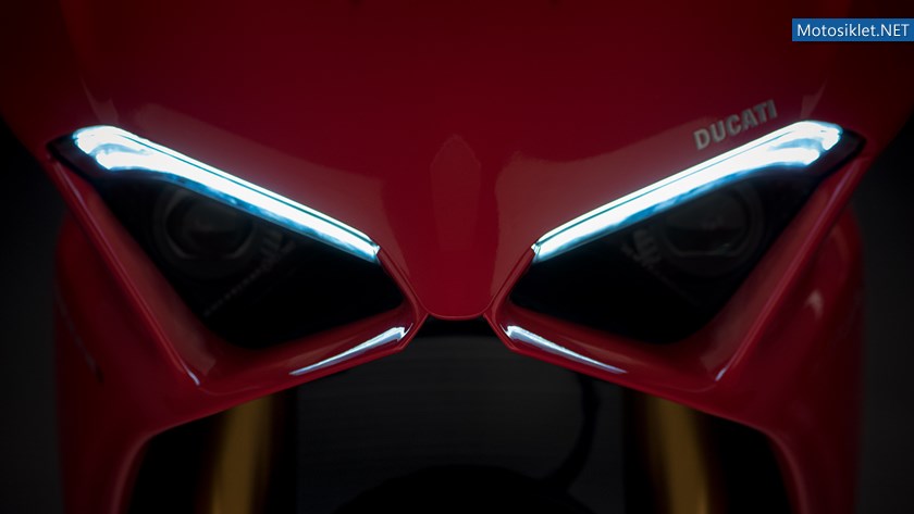 Panigale-V4-MY18-Red-17-Slider-Gallery-1920x1080