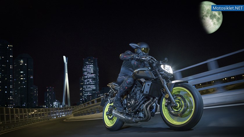 2018-Yamaha-MT-07-EU-Night-Fluo-Action-001