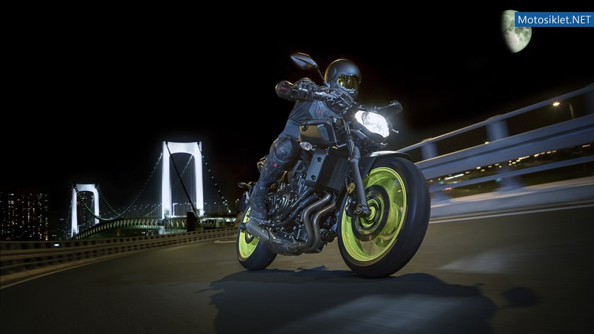2018-Yamaha-MT-07-EU-Night-Fluo-Action-003