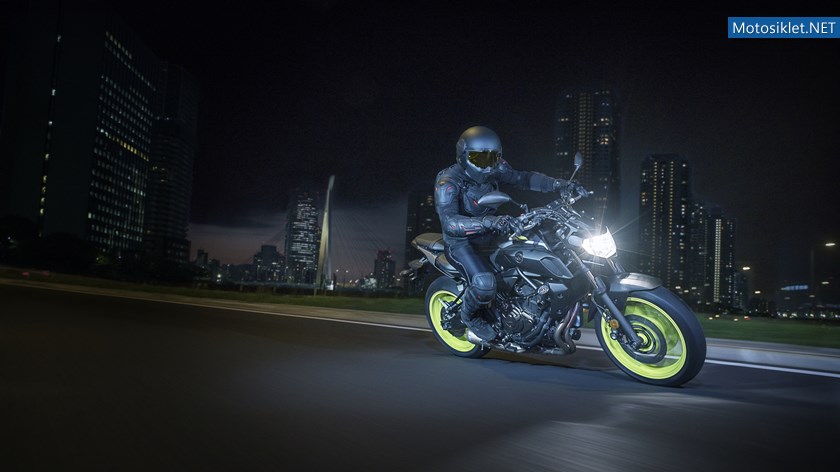 2018-Yamaha-MT-07-EU-Night-Fluo-Action-004