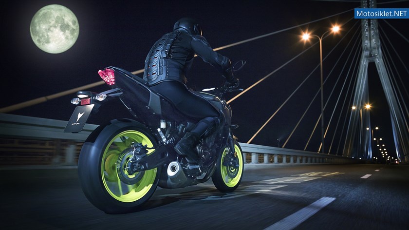2018-Yamaha-MT-07-EU-Night-Fluo-Action-007