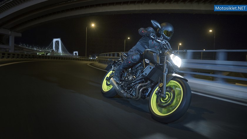 2018-Yamaha-MT-07-EU-Night-Fluo-Action-008