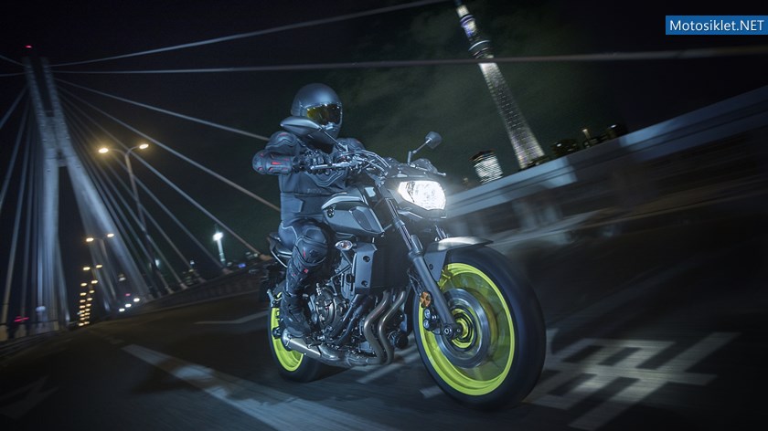 2018-Yamaha-MT-07-EU-Night-Fluo-Action-009