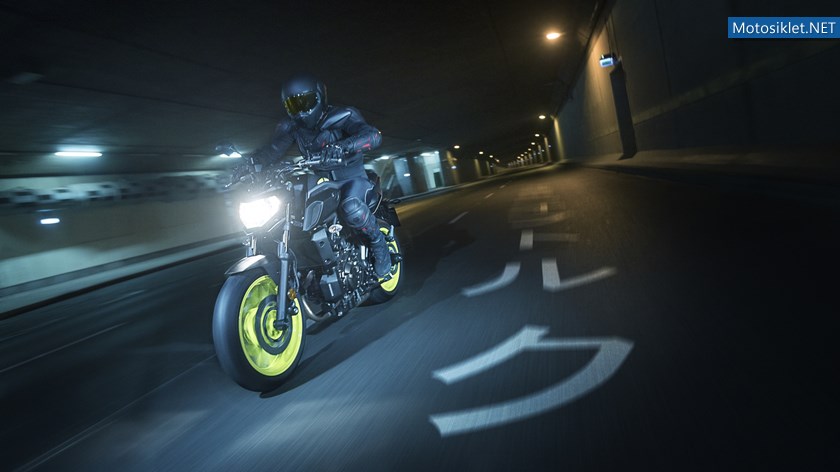 2018-Yamaha-MT-07-EU-Night-Fluo-Action-010