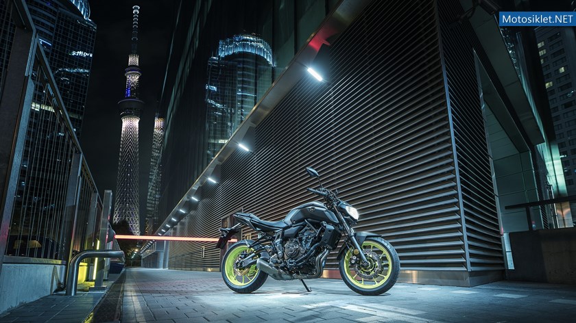 2018-Yamaha-MT-07-EU-Night-Fluo-Static-001-1