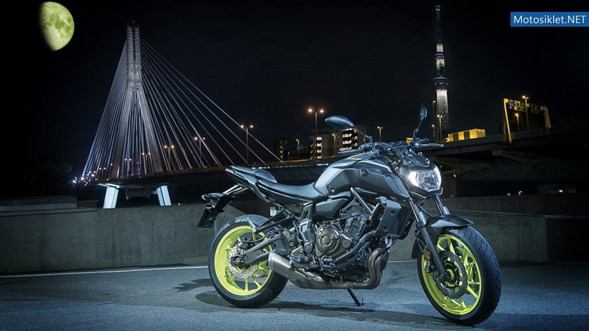 2018-Yamaha-MT-07-EU-Night-Fluo-Static-003