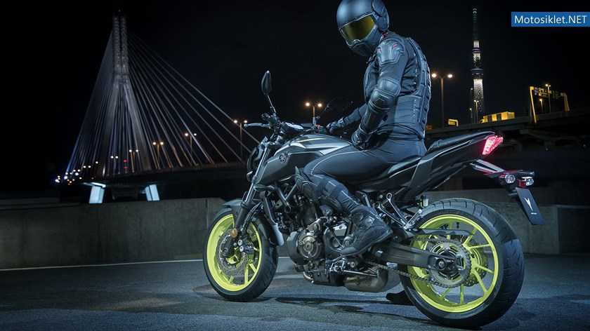 2018-Yamaha-MT-07-EU-Night-Fluo-Static-004