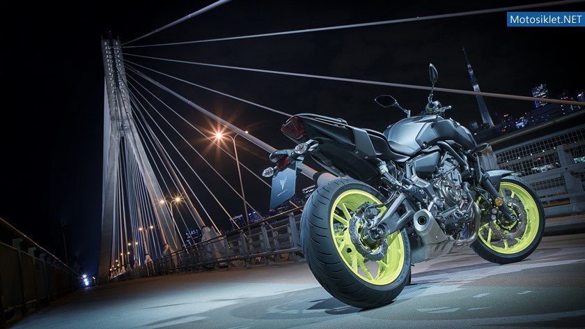 2018-Yamaha-MT-07-EU-Night-Fluo-Static-005