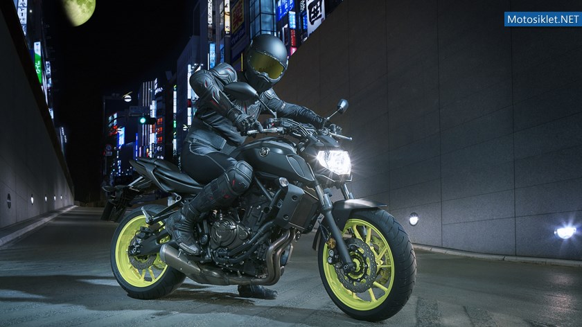 2018-Yamaha-MT-07-EU-Night-Fluo-Static-006