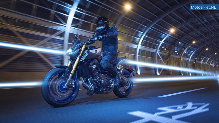 2018-Yamaha-MT09SP-EU-Silver-Blu-Carbon-Action-003