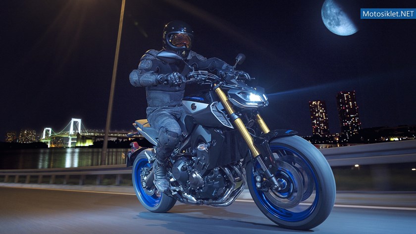2018-Yamaha-MT09SP-EU-Silver-Blu-Carbon-Action-006