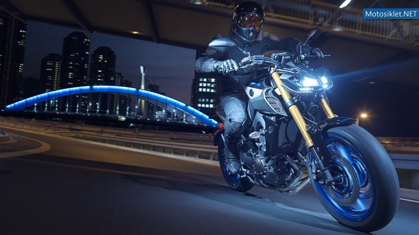 2018-Yamaha-MT09SP-EU-Silver-Blu-Carbon-Action-007