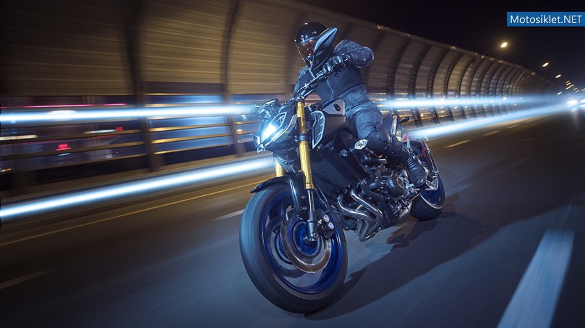 2018-Yamaha-MT09SP-EU-Silver-Blu-Carbon-Action-008