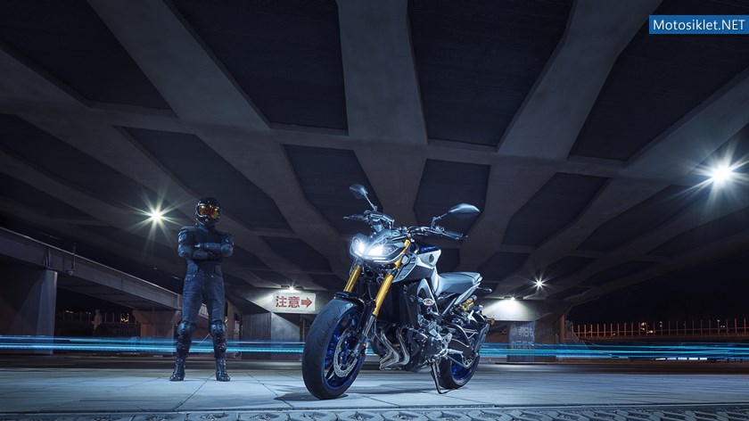2018-Yamaha-MT09SP-EU-Silver-Blu-Carbon-Static-005