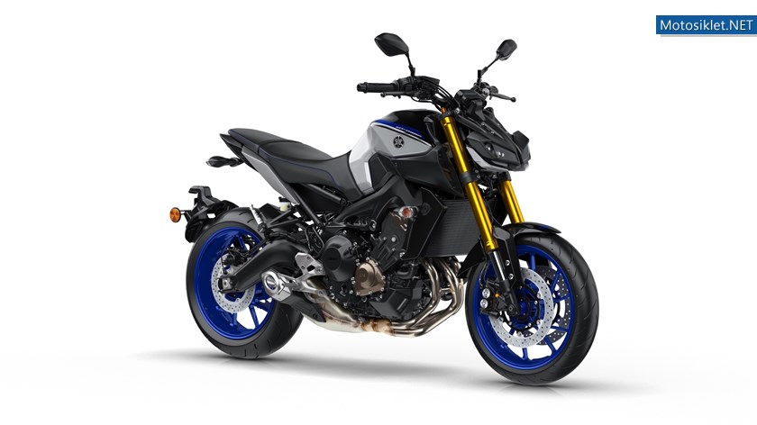 2018-Yamaha-MT09SP-EU-Silver-Blu-Carbon-Studio-001