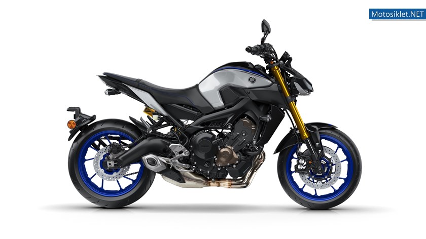 2018-Yamaha-MT09SP-EU-Silver-Blu-Carbon-Studio-002