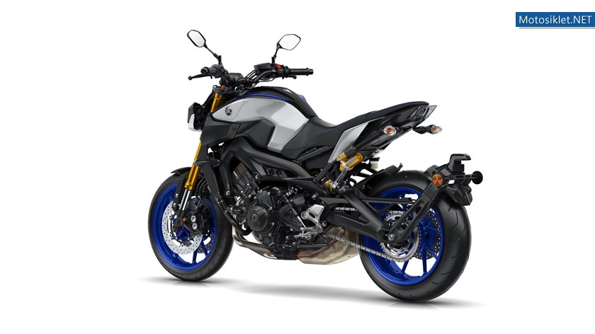 2018-Yamaha-MT09SP-EU-Silver-Blu-Carbon-Studio-005