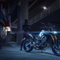 2018-Yamaha-MT09SP-EU-Silver-Blu-Carbon-Static-006