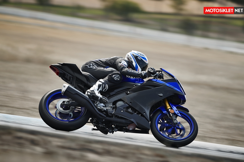 2019-Yamaha-YZF-R125-EU-Yamaha_Blue-Action-003
