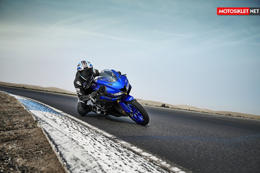 2019-Yamaha-YZF-R125-EU-Yamaha_Blue-Action-004