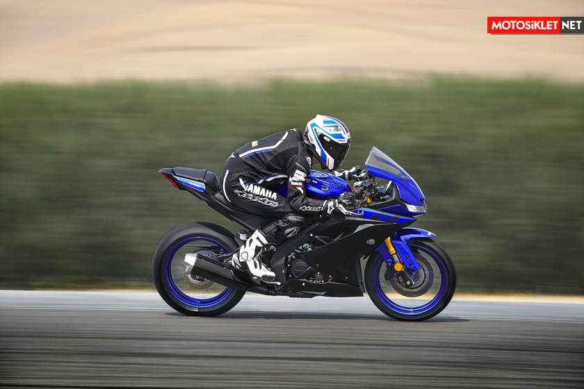 2019-Yamaha-YZF-R125-EU-Yamaha_Blue-Action-006