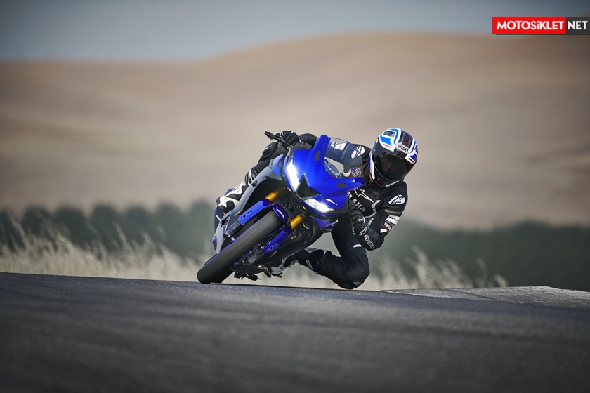 2019-Yamaha-YZF-R125-EU-Yamaha_Blue-Action-007
