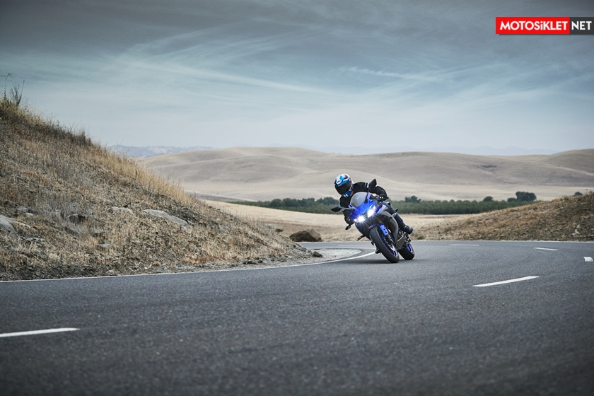 2019-Yamaha-YZF-R125-EU-Yamaha_Blue-Action-009