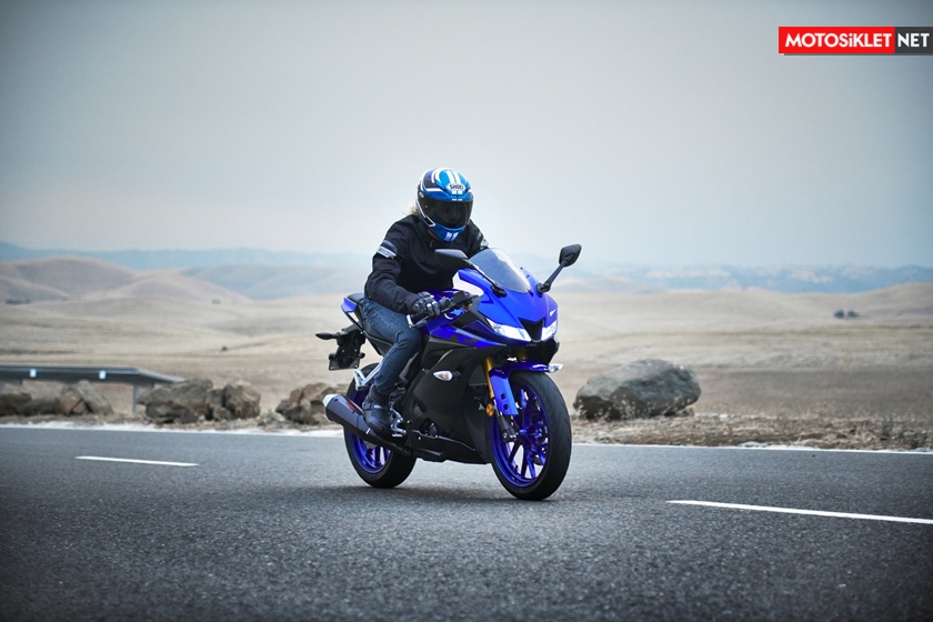 2019-Yamaha-YZF-R125-EU-Yamaha_Blue-Action-010