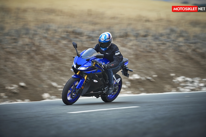 2019-Yamaha-YZF-R125-EU-Yamaha_Blue-Action-011