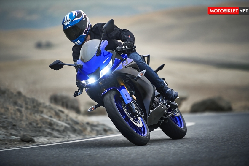 2019-Yamaha-YZF-R125-EU-Yamaha_Blue-Action-012