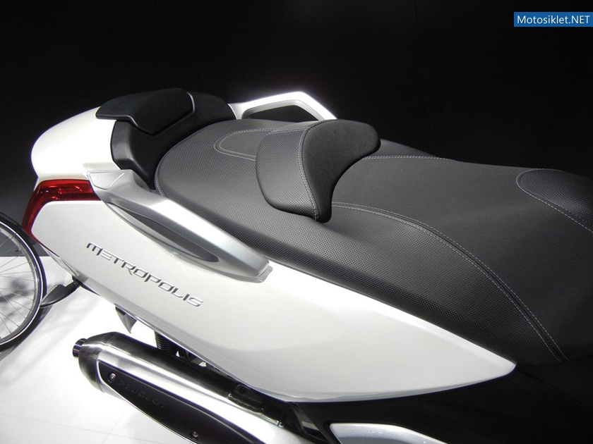 Peugeot-Metropolis-400i-011