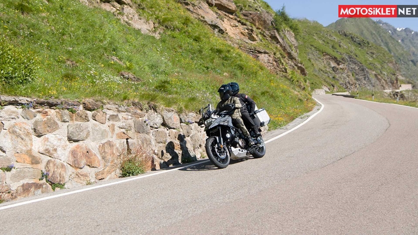 2020-Suzuki-V-Strom-1050-05