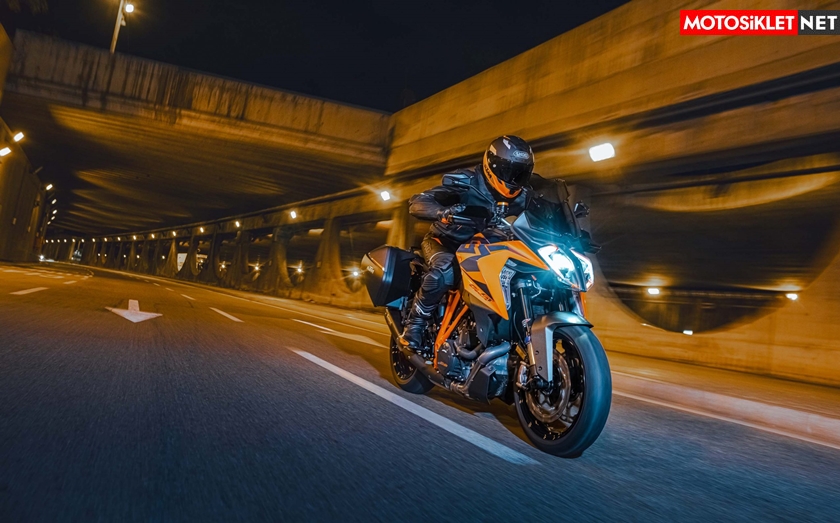 2022-KTM-1290-Super-Duke-GT-07-scaled
