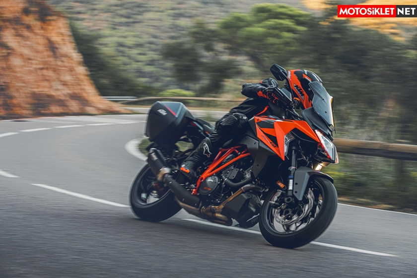 2022-KTM-1290-Super-Duke-GT-19-scaled