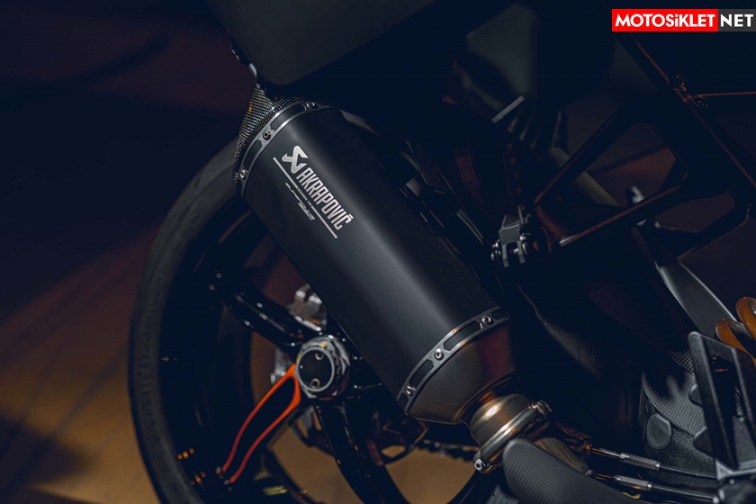 2022-KTM-1290-Super-Duke-GT-23-scaled