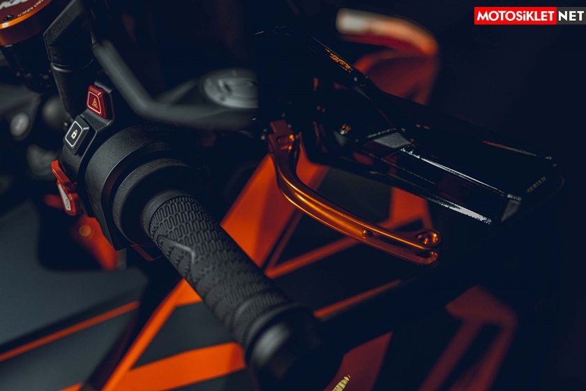 2022-KTM-1290-Super-Duke-GT-26-scaled