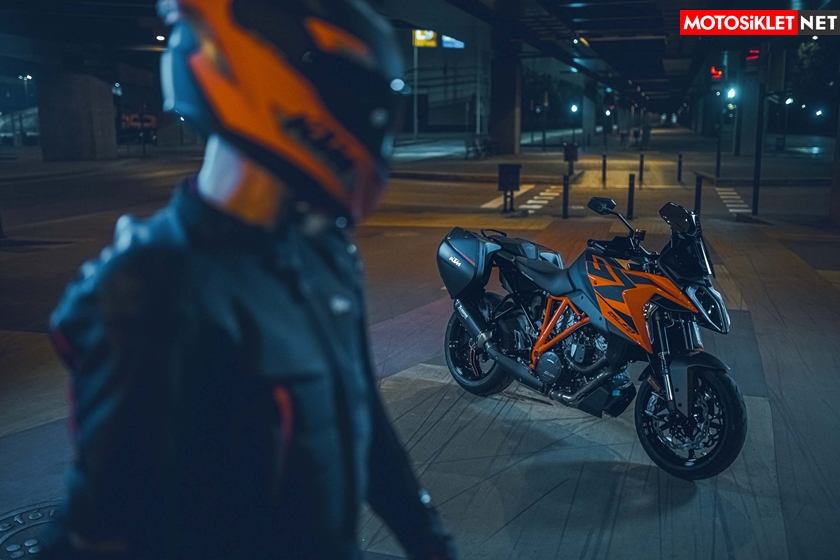 2022-KTM-1290-Super-Duke-GT-29-scaled
