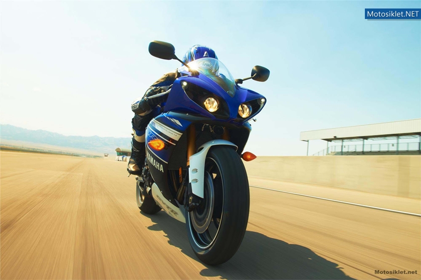 2013-Model-Yamaha-YFZR1-017
