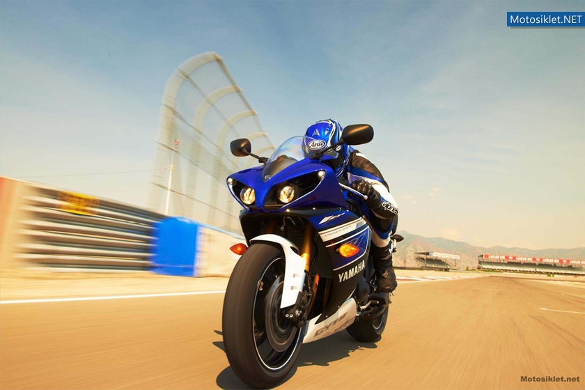 2013-Model-Yamaha-YFZR1-027
