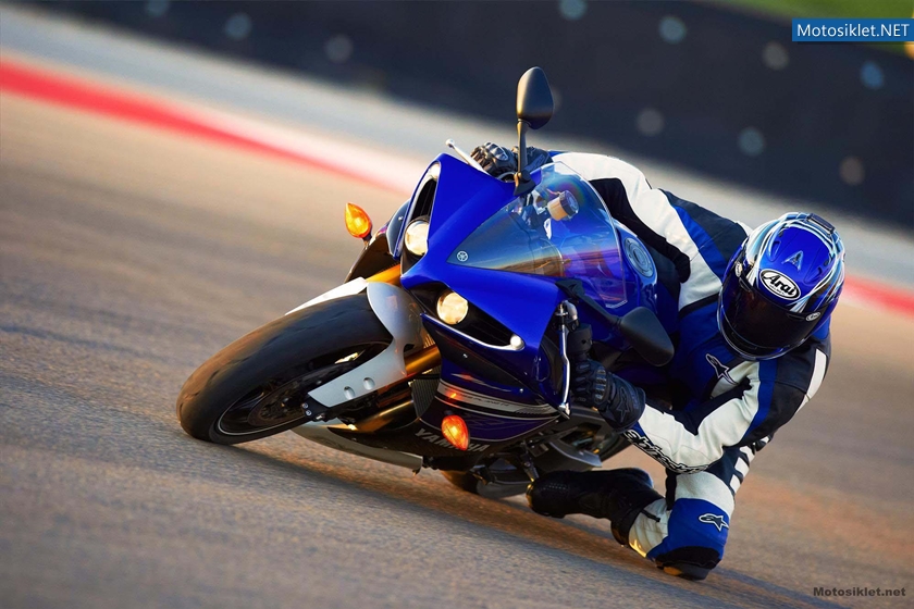 2013-Model-Yamaha-YFZR1-028