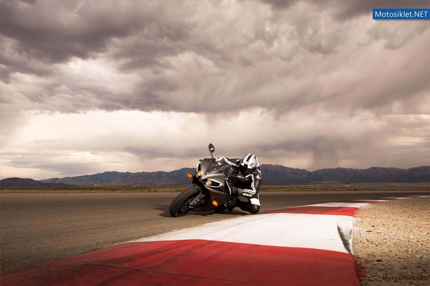 2013-Model-Yamaha-YFZR1-032
