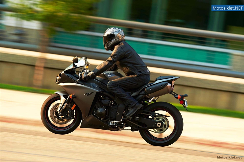 2013-Model-Yamaha-YFZR1-037